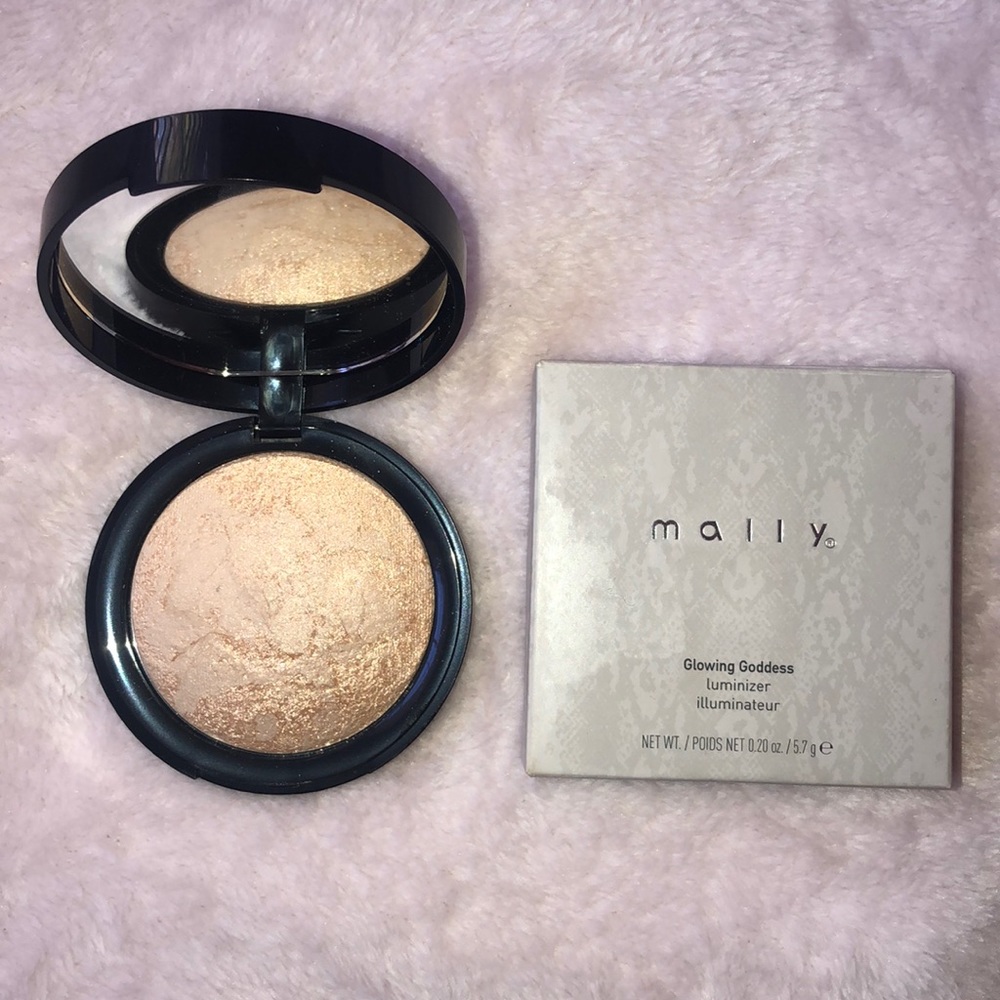 Mally Glowing Goddess Luminizer